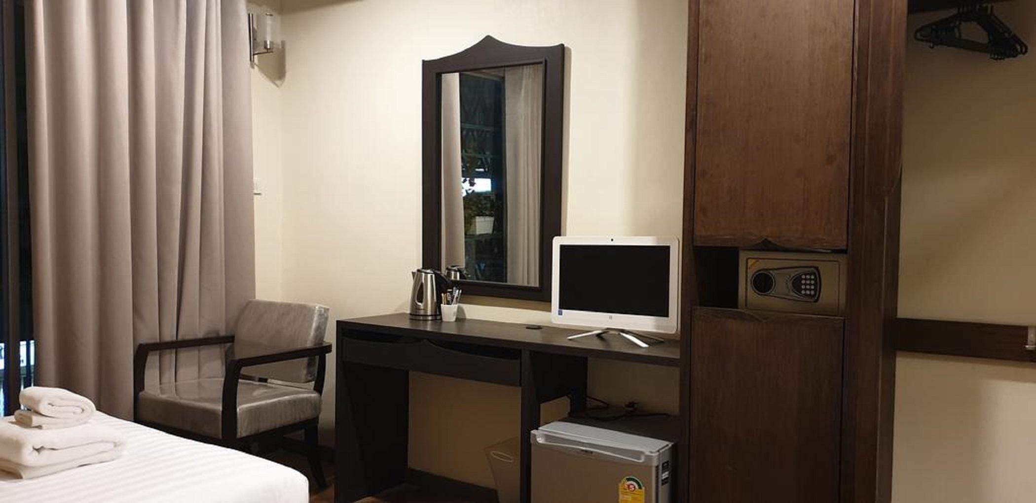 Vinary Hotel Sukhumvit Бангкок Экстерьер фото