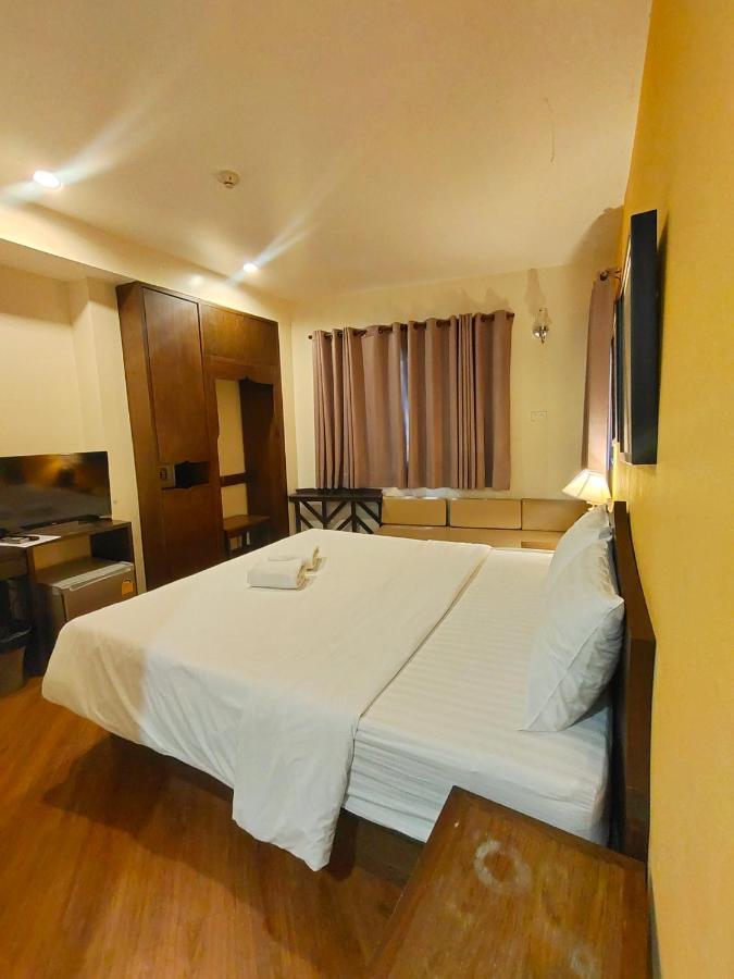 Vinary Hotel Sukhumvit Бангкок Экстерьер фото