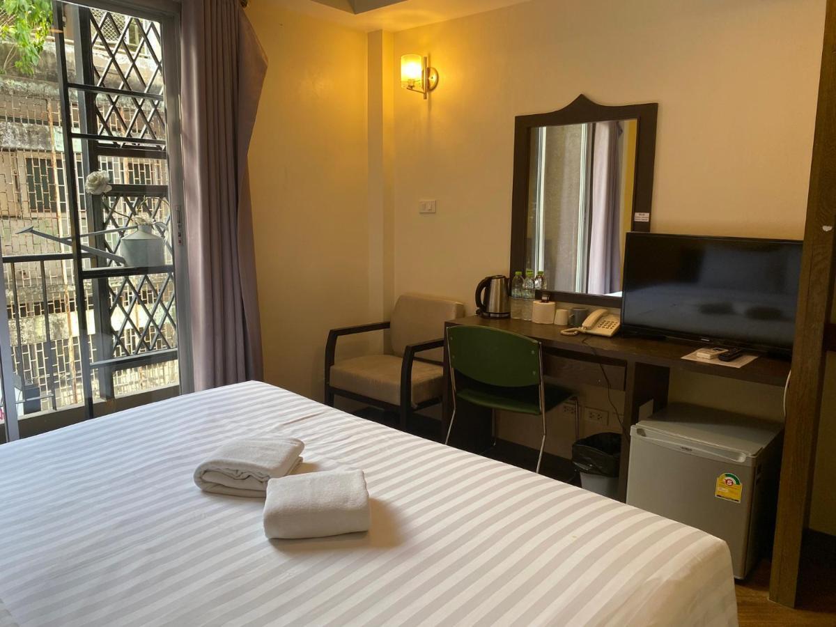 Vinary Hotel Sukhumvit Бангкок Экстерьер фото