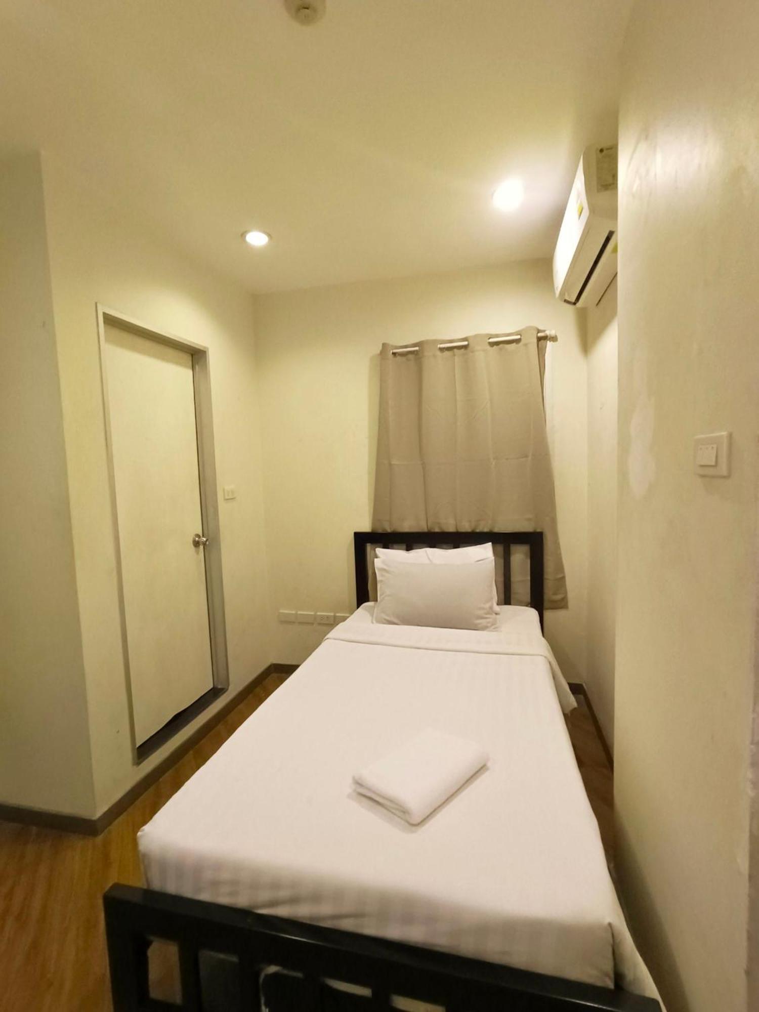 Vinary Hotel Sukhumvit Бангкок Экстерьер фото